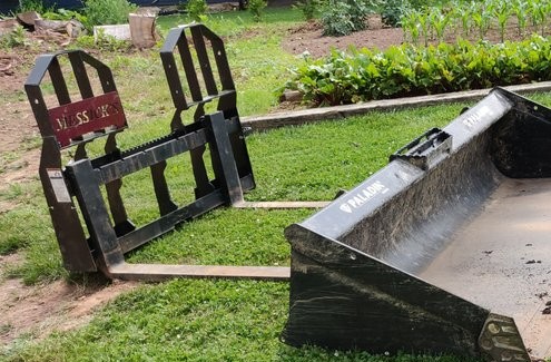 Full size Forks (free with any skid loader)